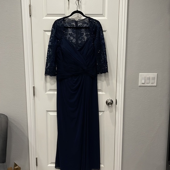 La Femme Ruched Navy Twist Column Gown - Women's Size 14 - Mother of the bride - Picture 13 of 14